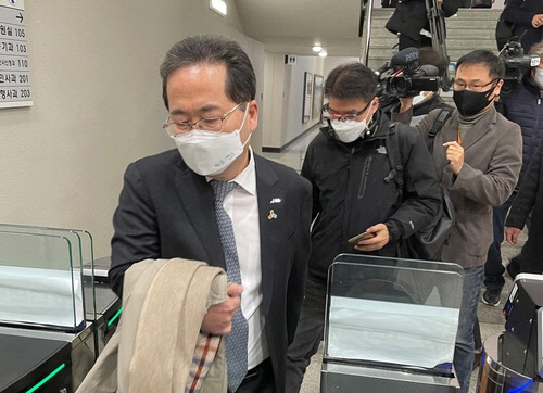 신문 발전기금을 유용한 혐의로 재판에 넘겨진 허석 전남 순천시장이 15일 광주지법 순천지원에서 열린 1심 선고에서 징역 10개월에 집행유예 2년을 선고받은 뒤 굳은 표정으로 재판정을 나서고 있다.   [연합뉴스]